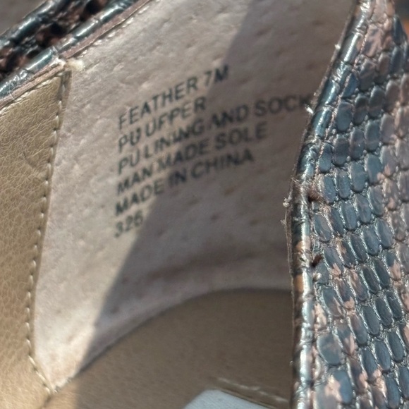 Steve Madden Feather Brown Snakeskin Loafers in size 7. Great condition - Picture 7 of 9